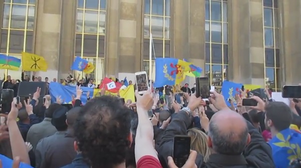 Lever du Drapeau kabyle le 18 avril 2015, au Trocadéro (PH/MAK)