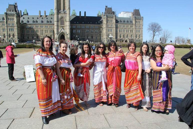 Le 25 avril 2013, les jeunes filles du lycée mixte de Leqser défiaient l'interdiction de porter une robe kabyle 