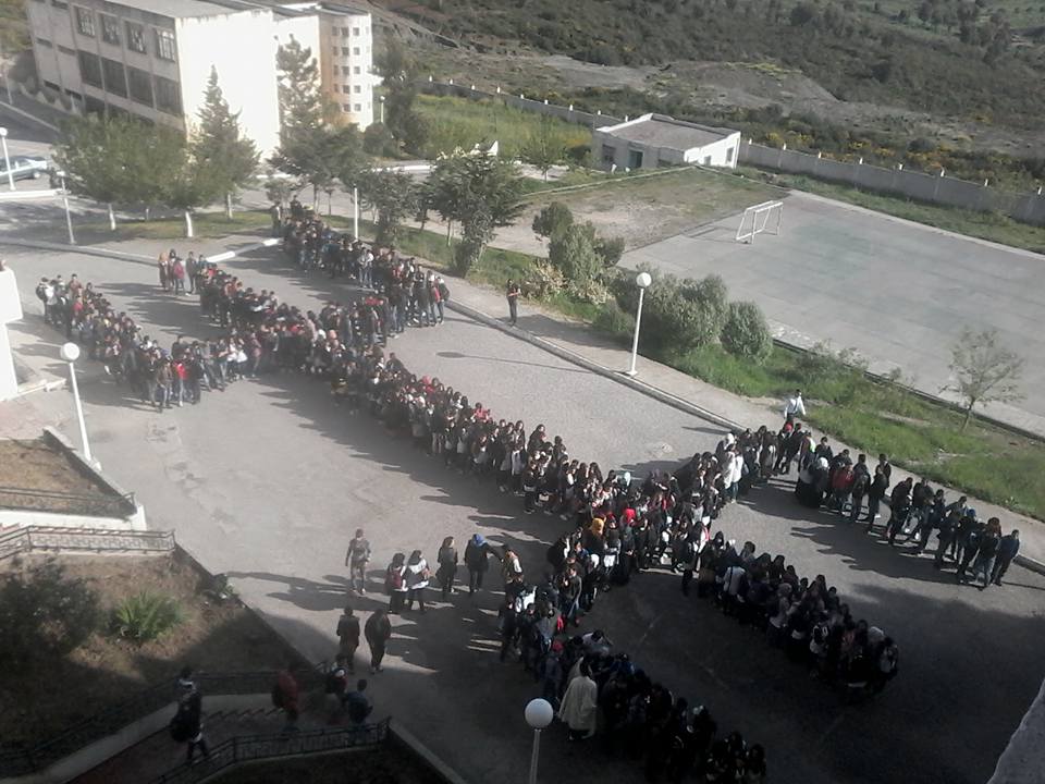 Aghriv : Les lycéens forment un immense Aza dans la cour du lycée