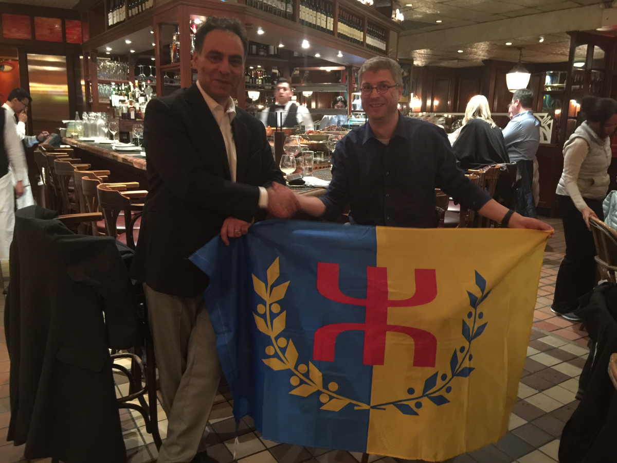 Mansour Bensahnoune Ulhadi et Sandrick Robin Melbouci brandissant le drapeau kabyle à New York (PH/SIWEL)