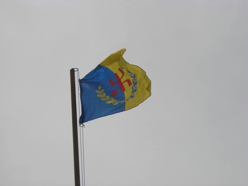 Le drapeau kabyle flotte à At Yani