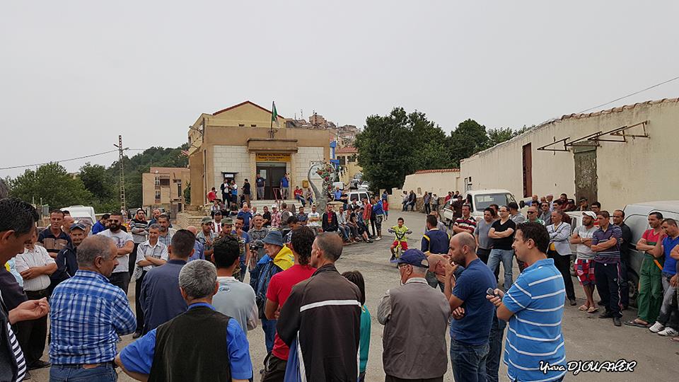 Le drapeau kabyle flotte à At Yani