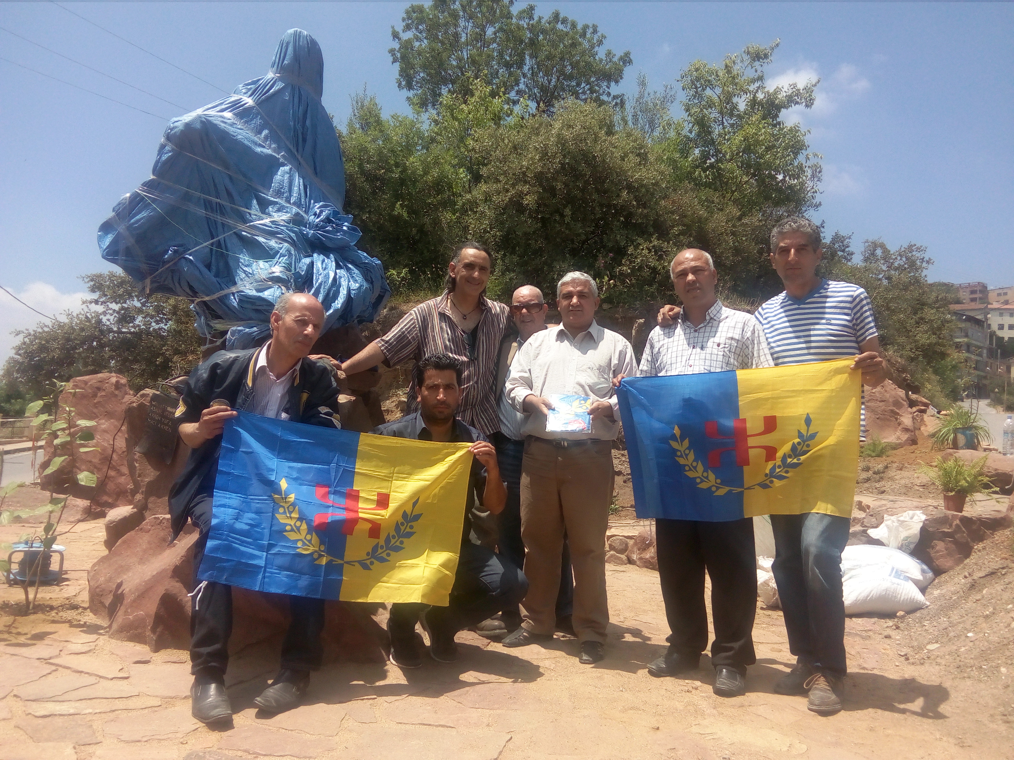  At-Yanni : Le MAK découvre la statue de Mouloud Mammeri et félicite son sculpteur