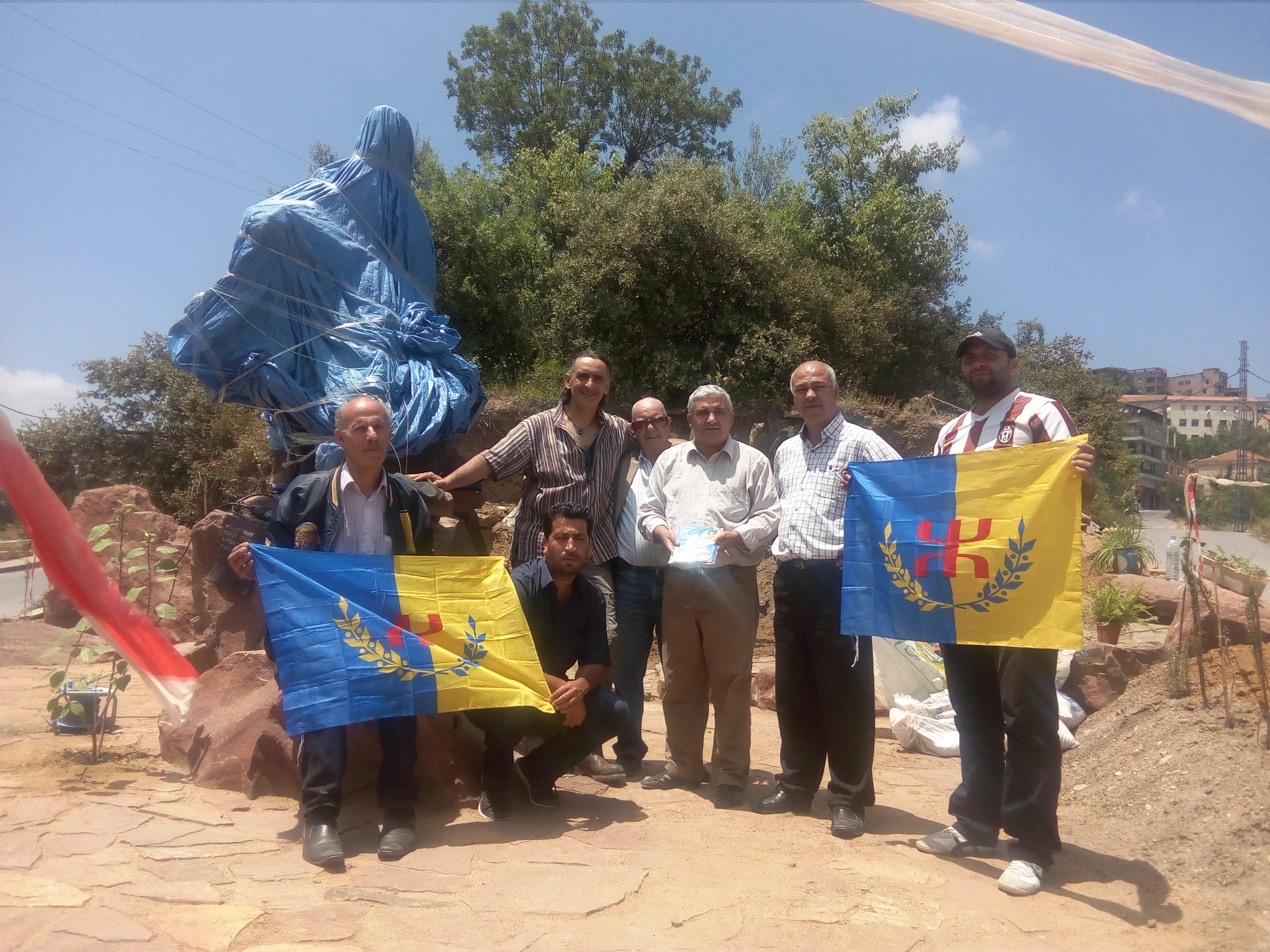  At-Yanni : Le MAK découvre la statue de Mouloud Mammeri et félicite son sculpteur