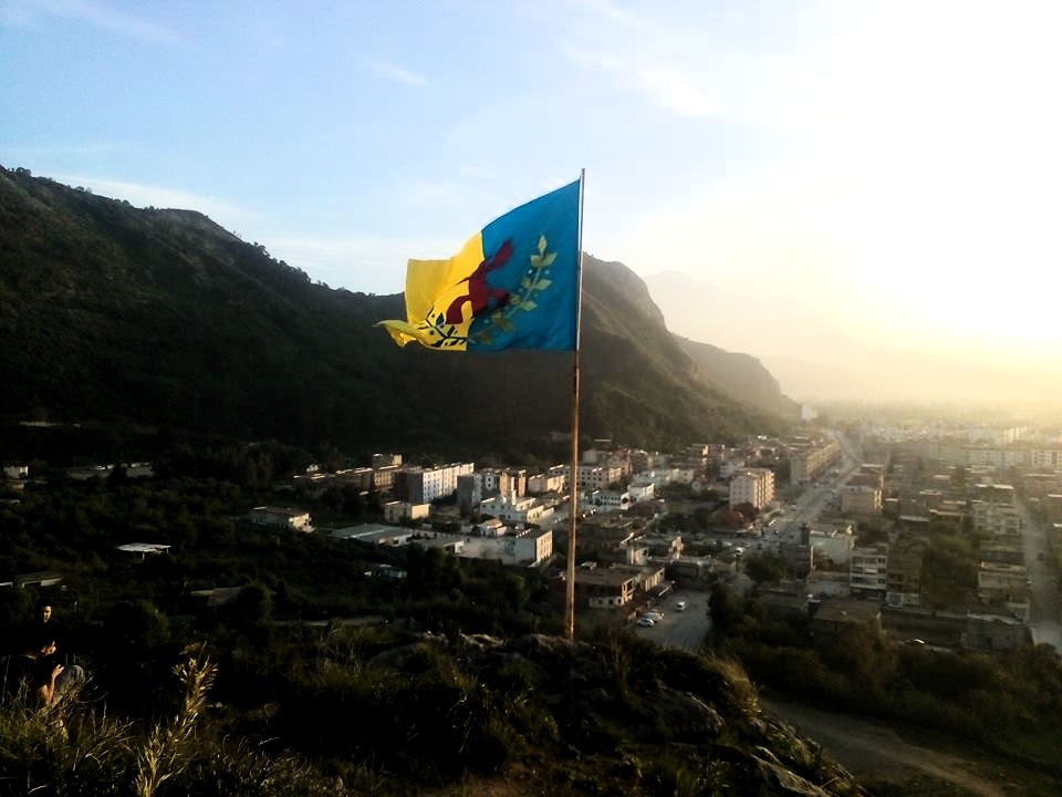 Drapeau National Kabyle géant accroché sur les hauteurs de Melbou le 14/06/2016