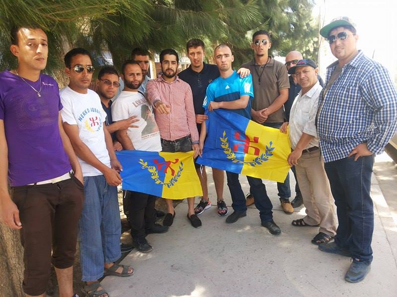 Sit-in de citoyens et de militants du MAK devant le commissariat central de Vgayet