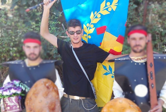 Hamid Ouyad au milieu, lors d'une activité culturelle