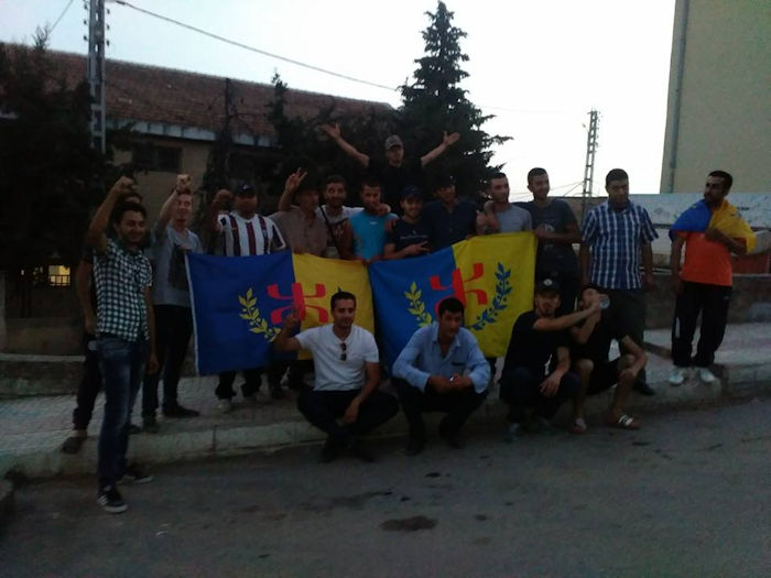 Slimane Kadi, en bas à gauche, fait partie des 5 militants arrêtés (Photo prise ce soir At Dwala)