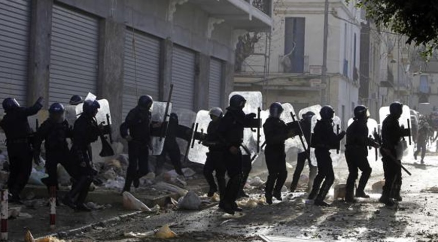 Risque d'émeutes à At-Dwala : La police algérienne matraque les citoyens kabyles