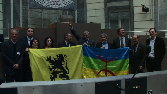 Photo archive : Délégation kabyle conduite par M. Ferhat Mehenni reçue par la Commission des Affaires étrangères au sein du Parlement flamand, en février 2010 (PH/DR)