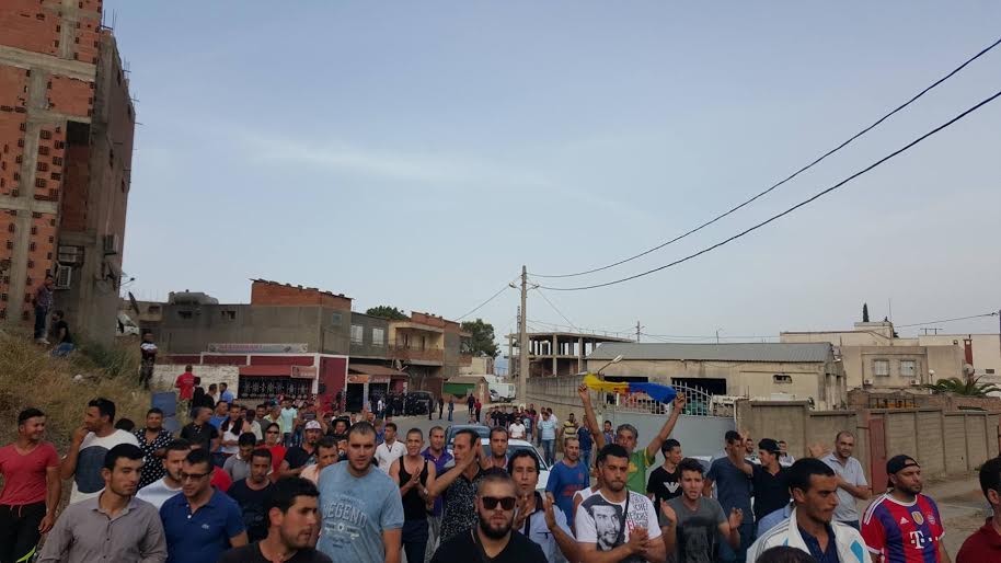 les gens arrivent en masse sur le lieu du rassemblement à Wagnun