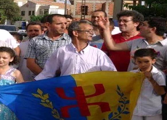 Achour Arrouche, au centre avec derrière lui le secrétaire général du MAK, Farid Djennadi (PH/DR)