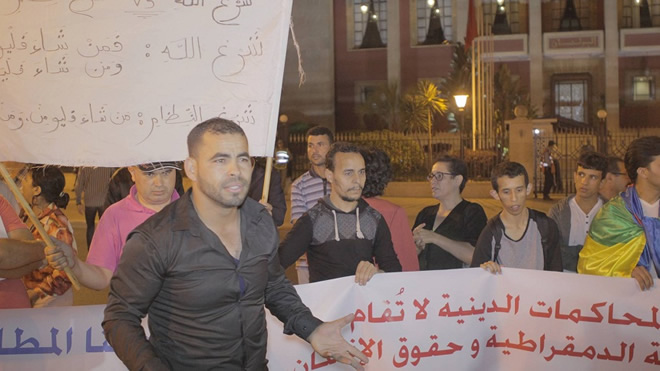 Aberrahim IDOUSSALAH lors du sit-in de protestation contre l’article 222 du code pénal marocain, punissant les non-jeûneurs, révélant la politique d’inquisition islamique menée par le gouvernement marocain (PH/ Amazighworld)