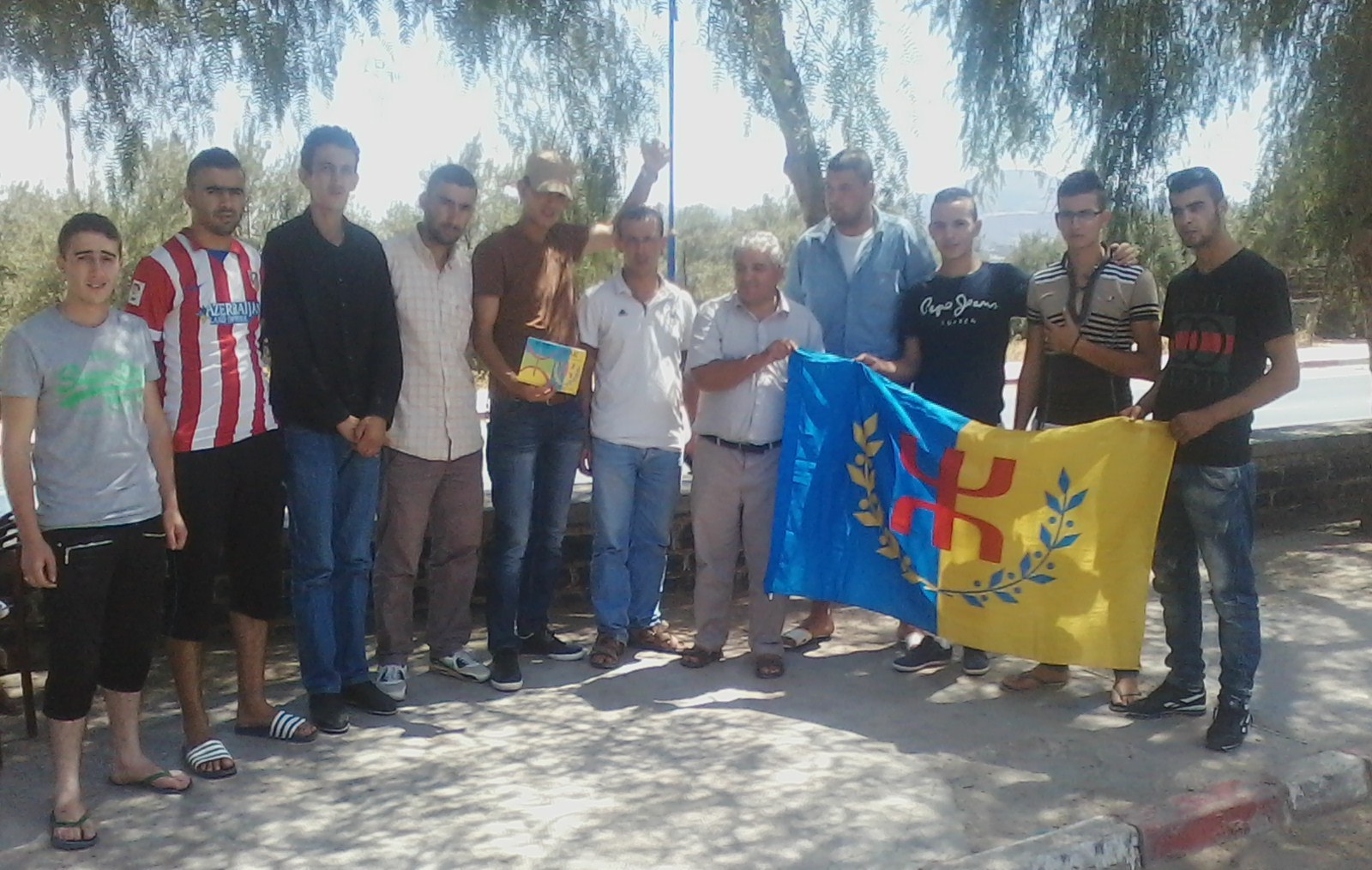 Photo : rencontre entre les militants de Chorfa et le président du MAK le 24/07/2015