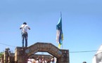 Commémoration de l'assassinat de Matoub Lounès: le drapeau berbère hissé aux côtés du drapeau algérien