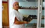 Kahina Mahouast, première femme préparant des gâteaux à base de la caroube à Aokas (portrait)