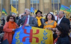 Serment d'allégeance au drapeau kabyle lors de sa levée officielle dans la Diaspora au Trocadéro