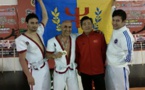 Amazigh Zenia, champion du monde en Shou Bo remporte deux nouvelles médailles d'or en, brandit le drapeau kabyle