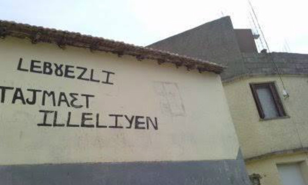 Levɣezli : Lever du drapeau kabyle en hommage aux martyrs