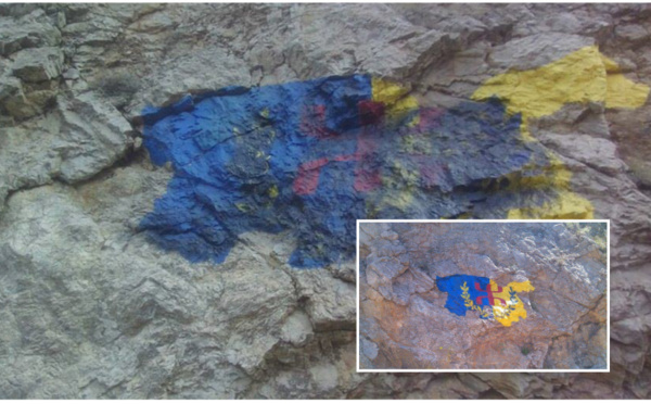 At Waεvan : La version rupestre du drapeau kabyle vandalisée