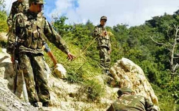 Les militaires algériens ont dévasté des champs et arrêté un citoyen à At Yettura