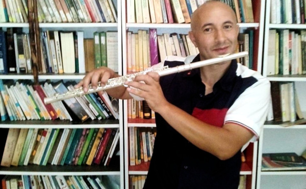 Il reprend l'Hymne National Kabyle avec une flûte traversière (et c'est magnifique)