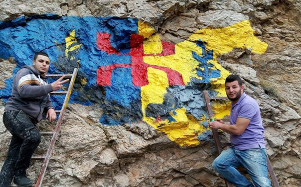 Restauration du Drapeau Kabyle à l'entrée d'At Waεvan la veille d'une date historique pour le village