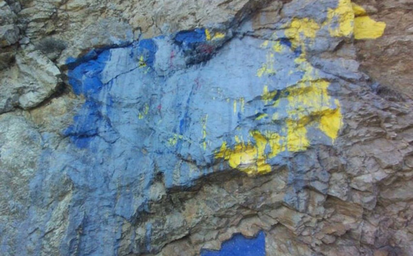 At Waɛvan : les fresques du drapeau kabyle et de Matoub Lounès à nouveau vandalisées