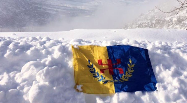 Deux indépendantistes kabyles arrêtés par la police coloniale alors qu'ils brandissaient le drapeau kabyle