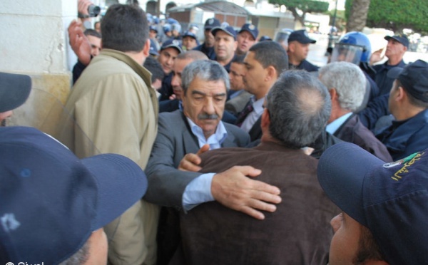 Saïd Sadi pris à partie par les manifestants pro-Bouteflika