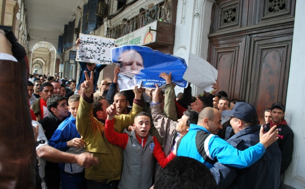 Marche de la CNCD : jets de pierre contre les manifestants