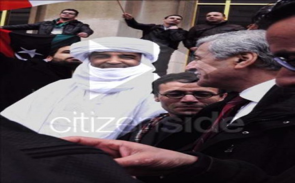 Ferhat Mehenni participe au rassemblement de soutien aux opposants libyens, à Paris