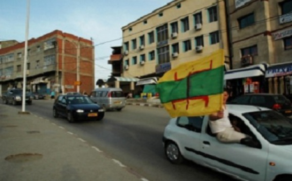 Finale de la Coupe d’Algérie : des milliers de supporters kabyles affluent sur Alger