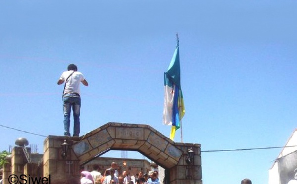 Commémoration de l'assassinat de Matoub Lounès: le drapeau berbère hissé aux côtés du drapeau algérien