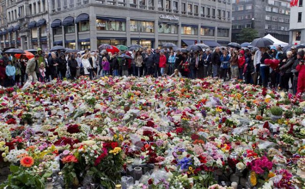 La norvège observe une minute de silence nationale à la mémoire des 91 victimes du double attentats