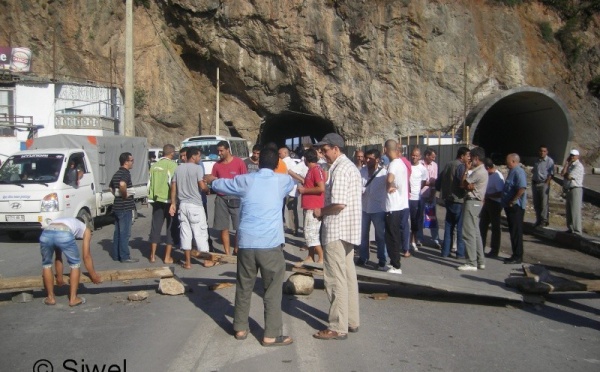 Aokas : les habitants ont fermé la RN9 pour faire entendre leurs revendications