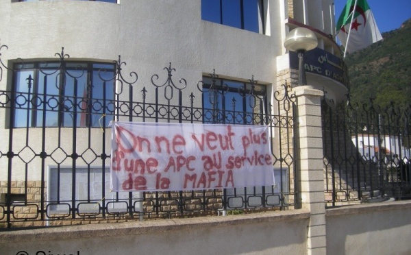 Les habitants d'Aokas ferment le siège de l’APC