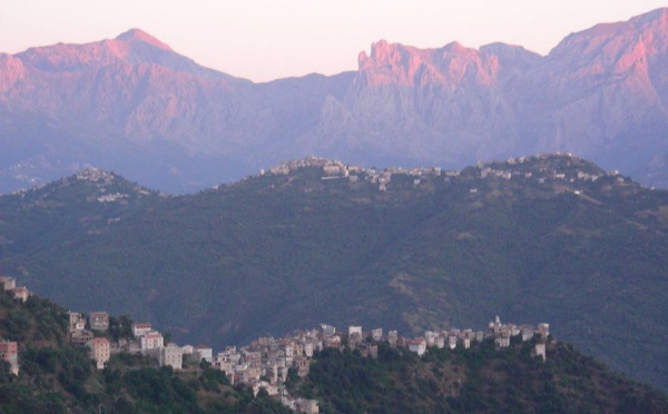 Hold-up à Ath Yenni et découverte d’un cadavre près du barrage de Taksebt