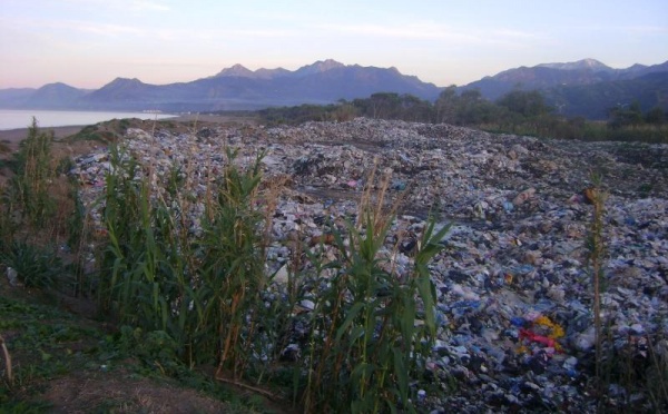 Une décharge publique installée à l'entrée d'Aokas près d'une plage