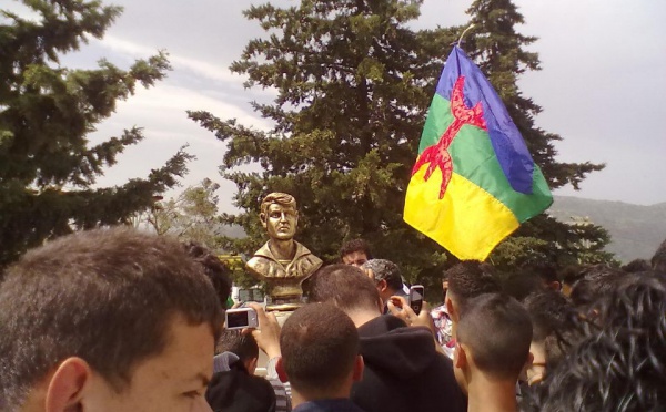 Illoulen oumalou rend hommage à Mhenni Meziani