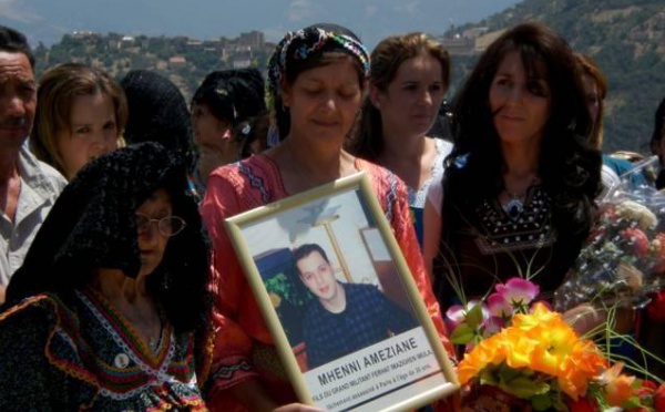 Hommage à Ameziane Mehenni :  des centaines de  personnes à la cérémonie (papier d’angle)