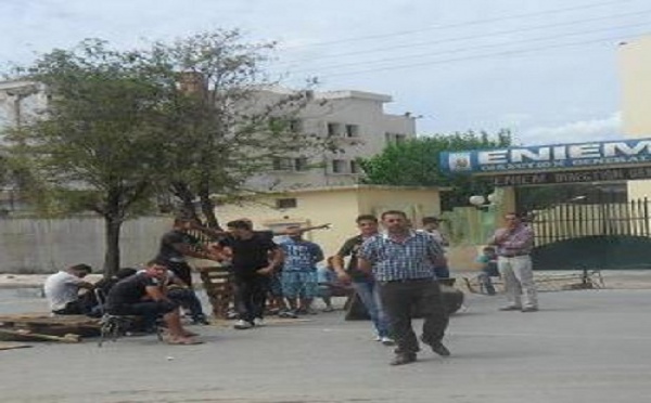 Tizi-Ouzou : les travailleurs de l’abattoir communal ferment la route