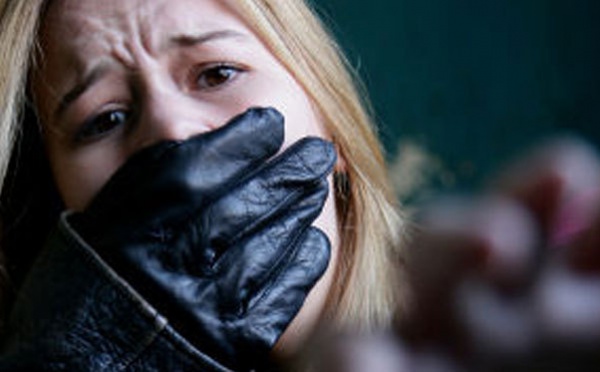 Tunisie : une jeune femme violée par deux policiers est poursuivie pour atteinte à la pudeur