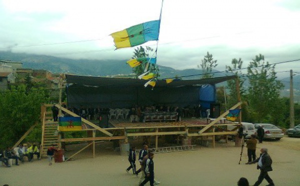 Interdit par la police la veille de l’hommage à Mhenni Amroun : At Wizgan se pare de drapeaux kabyles