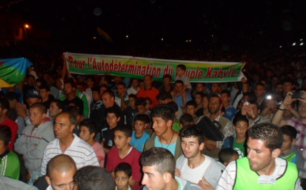 En hommage à  Matoub Lounes : Une banderole en faveur de l'autodétermination du peuple kabyle dans un gala d'Oulehlou  à Lota.