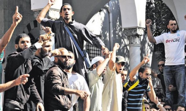 Kabylie: L'Etat algérien fait construire une mosquée devant chaque lycée dans la ville de Tizi Wezzu !