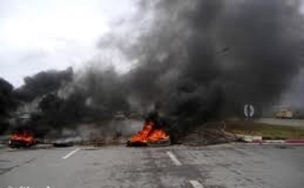 Tizi-Wezzu : Les occupants des bidonvilles d’Assif At Aissi ferment la RN 12