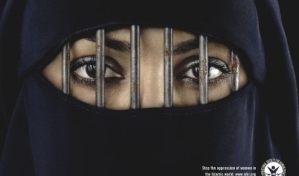 Elle portait déjà le voile islamique : Une jeune fille poignardée par son père pour avoir refusé de porter le Niqab 
