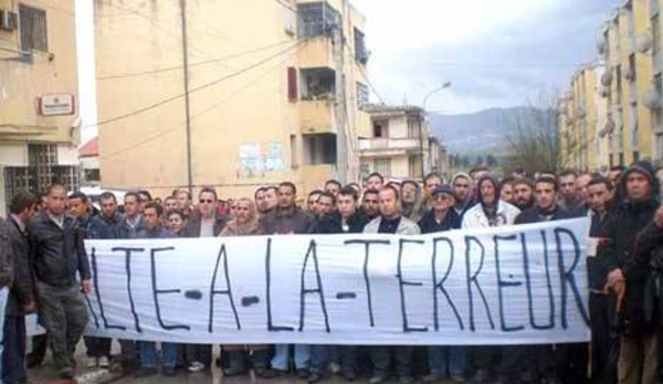 Des manifestants ferment la route principale à Melbou