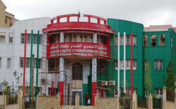 Illoula Oumalou: pour gommer la trace de Ferhat Mehenni, le maire FFS débourse 700 millions de centimes pour de la "peinture" rouge, blanche et verte